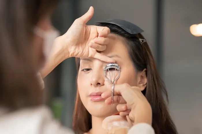 How to Apply False Eyelashes